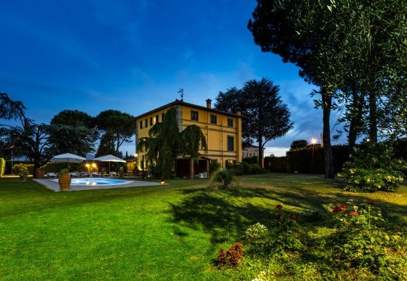 The villa and the pool illuminated at sunset – Villa Luigina
