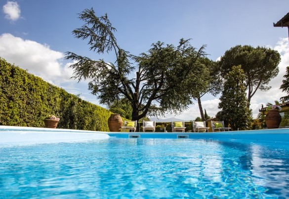The pool has Roman steps for access to the water, lighting and salt purified – Villa Luigina