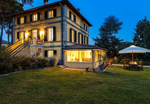The historic villa in typical elegant Tuscan style illuminated at sunset – Villa Luigina 