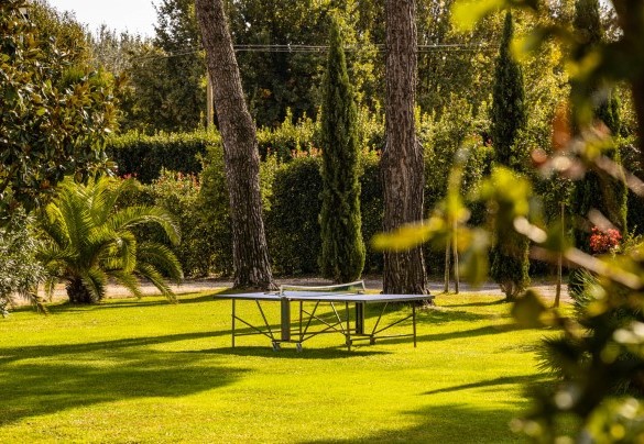 The tennis table immersed in the greenery of the villa – Villa Luigina