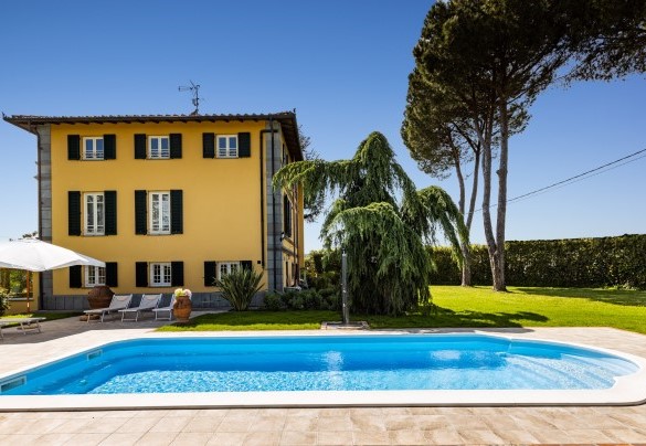The rectangular pool measuring 5.5 x 10 m with a constant depth of 1.40 m – Villa Luigina