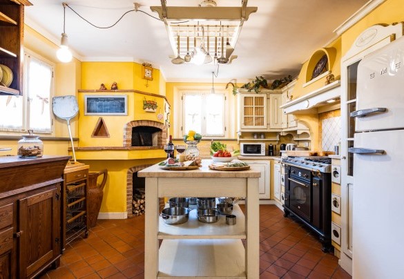The well-equipped kitchen with wood oven – Villa Luigina