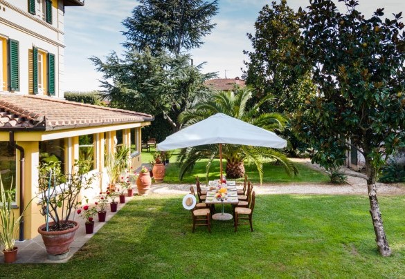 The outdoor dining by the veranda – Villa Luigina