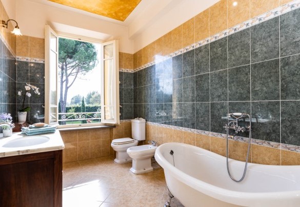 The tube bathroom at first floor – Villa Luigina