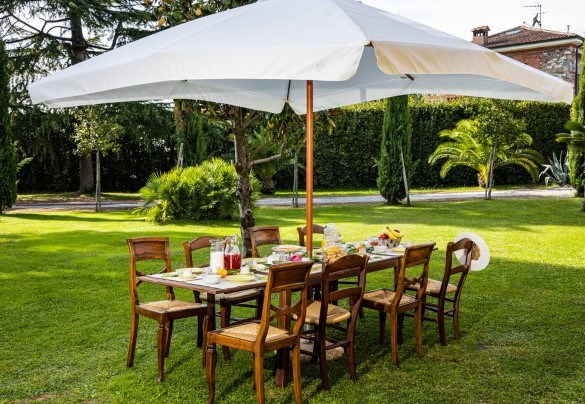 The outdoor dining by the veranda – Villa Luigina
