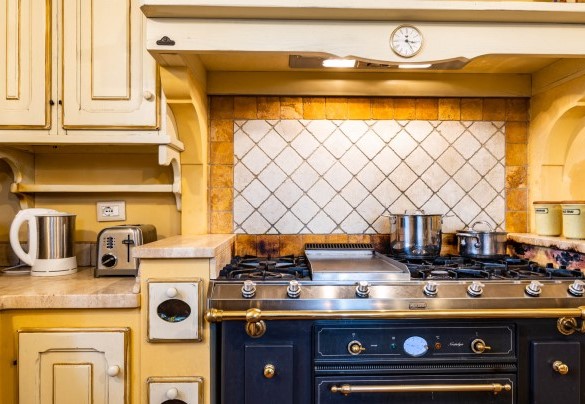 The well-equipped kitchen with professional stove – Villa Luigina