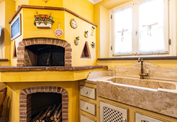The well-equipped kitchen with wood oven – Villa Luigina