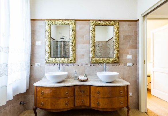 The master bathroom with shower and jacuzzi and double sink by the bedroom at first floor – Villa Luigina