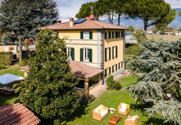 The historic villa with the veranda, the outdoor living and dining – Villa Luigina