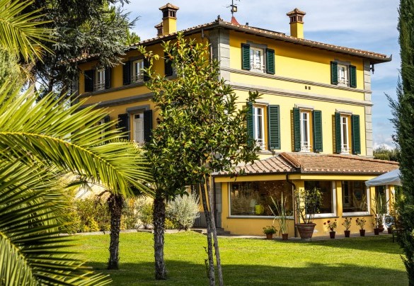 The historic villa with the veranda and the outdoor dining – Villa Luigina