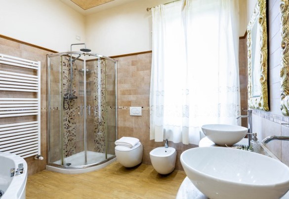  The master bathroom with shower and jacuzzi by the bedroom at first floor – Villa Luigina