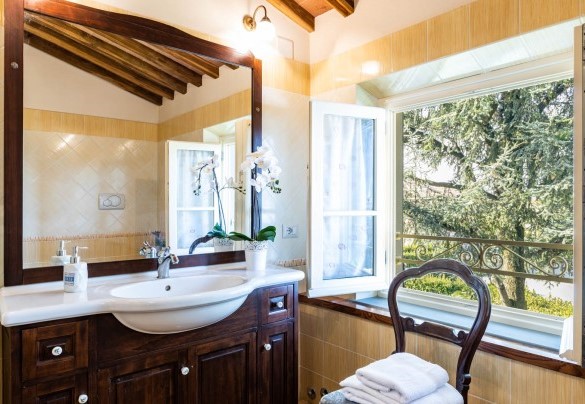 The shower bathroom serving the twin bedroom at second floor Villa Luigina