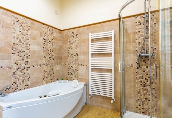 The shower and jacuzzi bathroom– Villa Luigina