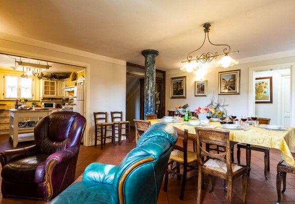The dining room with ornamental fireplace and by the well-equipped kitchen – Villa Luigina