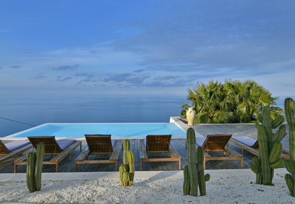 Le linee pulite della piscina a sfioro con vista mare – Villa Luna