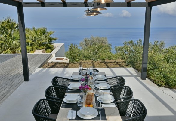 Pranzo esterno zona cucina esterna – Villa Luna