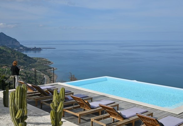 L’invitante piscina sembra fondersi con il mare – Villa Luna