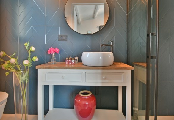 Bagno ensuite con doccia al primo piano – Villa Luna