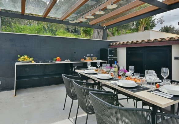 Pranzo esterno zona cucina esterna – Villa Luna