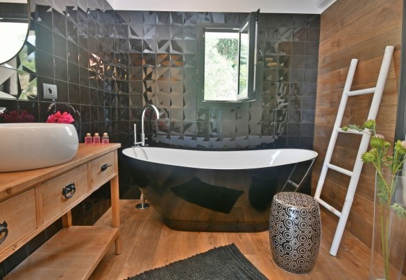 Bagno ensuite con vasca al primo piano – Villa Luna