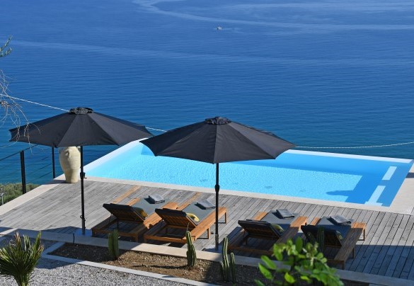 L’invitante piscina sembra fondersi con il mare – Villa Luna