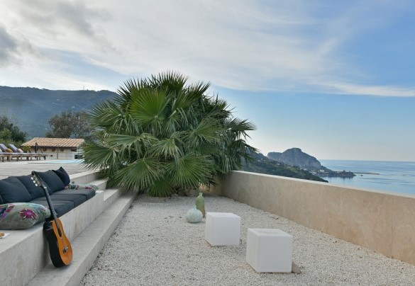 La seduta nel giardino zen – Villa Luna