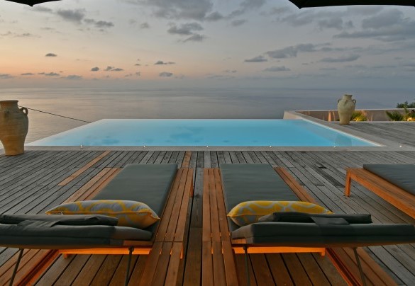 La piscina a sfioro al tramonto – Villa Luna