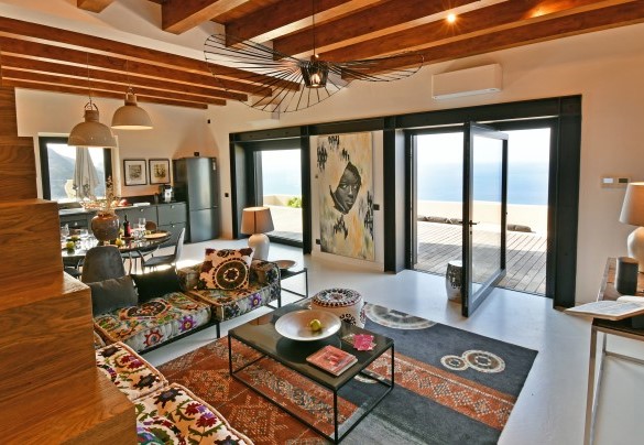 Le grandi vetrate del living – Villa Luna