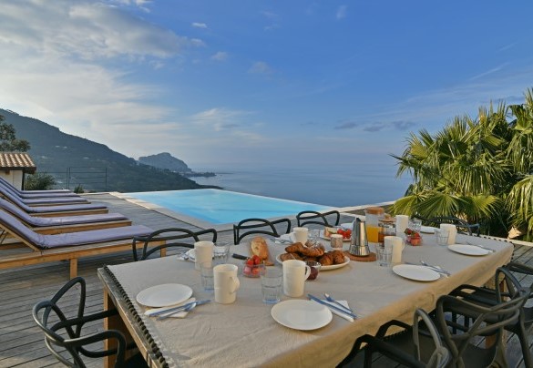 Pranzo all’esterno zona piscina – Villa Luna