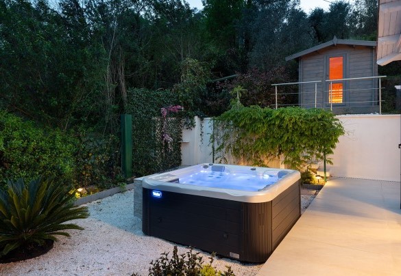 Relaxation area with hot tub - Villa Lunezia