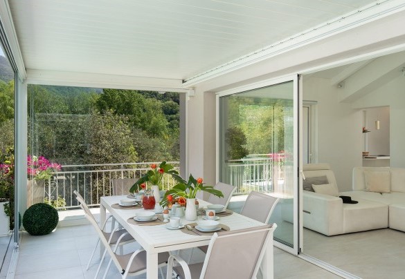 Veranda with dining table  - Villa Lunezia