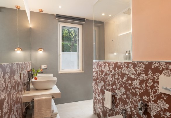 Bathroom with shower no. 2 - Villa Lunezia