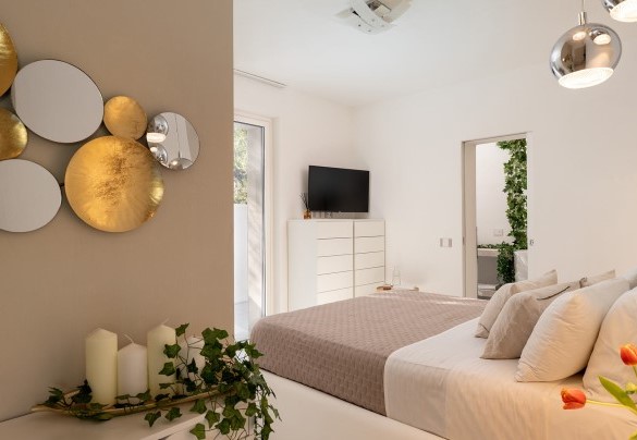 Double bedroom no. 1 with en-suite bathroom - Villa Lunezia