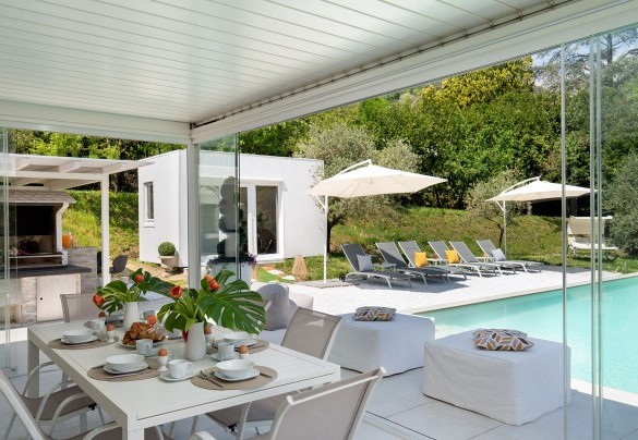 Veranda with dining table and direct access to the pool - Villa Lunezia