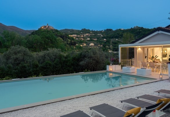 Enchanting nighttime atmosphere of the property - Villa Lunezia