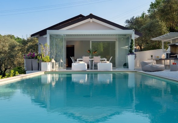 The pool is located on the same level as the villa - Villa Lunezia