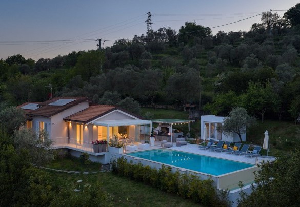 Charming nighttime atmosphere of the property - Villa Lunezia