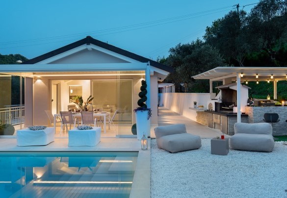 Front facade of the villa with veranda and direct access to the pool - Villa Lunezia