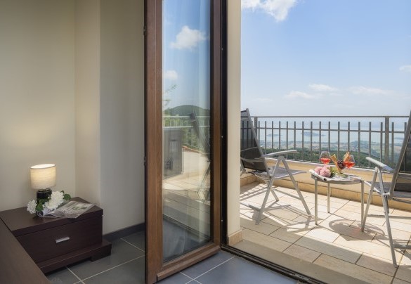 La camera matrimoniale al piano superiore con terrazza panoramica e bagno con doccia - Villa Maggiorana