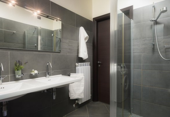 Bathroom with shower of the apartment n. 2 - Villa Maggiorana