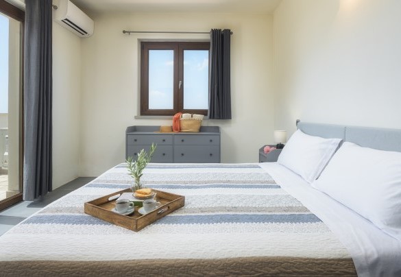 Twin bedroom on the upper floor with joinable beds with panoramic terrace and bathroom with shower - Villa Maggiorana