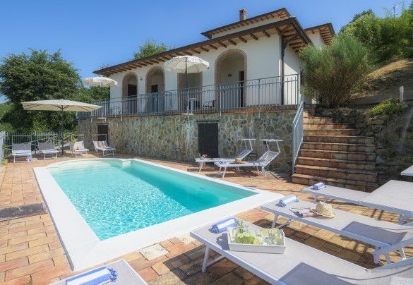 Panoramic view of the pool and the equipped area - Villa Maggiorana