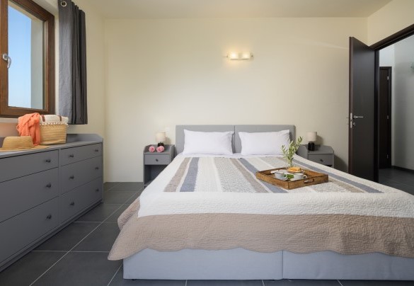 Twin bedroom on the upper floor with joinable beds with panoramic terrace and bathroom with shower - Villa Maggiorana