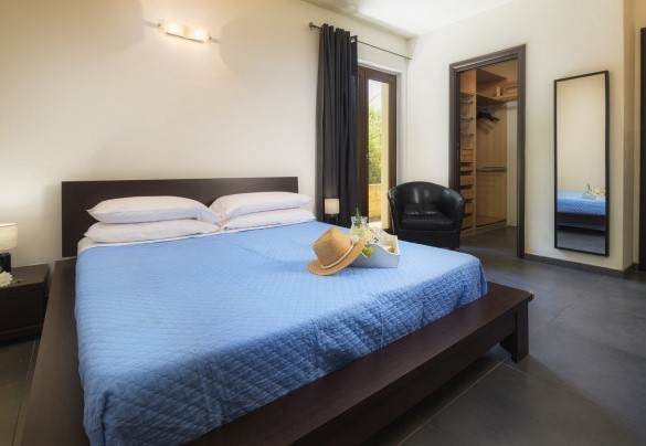 Double bedroom with en suite bathroom with tub and shower - Villa Maggiorana