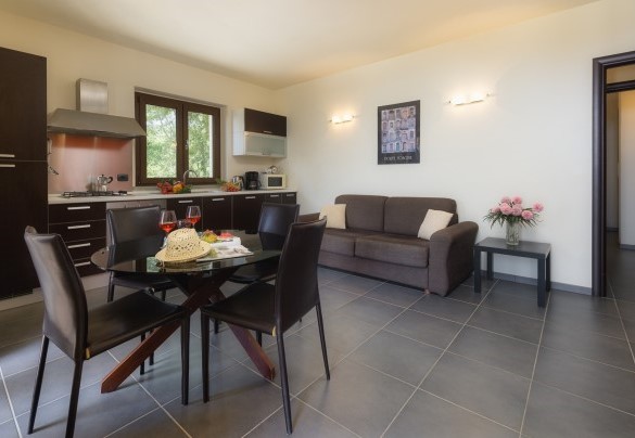 Living room with kitchenette of the apartment n. 1 of about 60 sq m, located on the intermediate terrace, with independent entrance - Villa Maggiorana