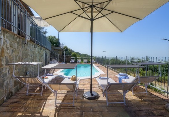 The pool is located on the lower terrace of the property - Villa Maggiorana
