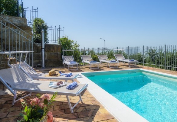 Panoramic view of the pool and the equipped area - Villa Maggiorana