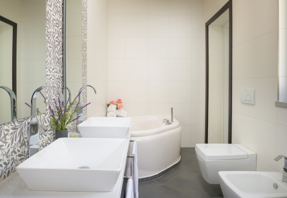 En suite bathroom with whirpool tub and shower - Villa Maggiorana
