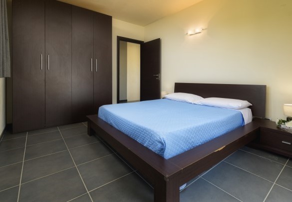 Double bedroom on the upper floor with panoramic terrace and bathroom with shower - Villa Maggiorana