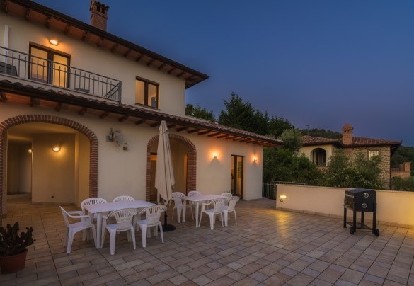 The table for outdoor diners - Villa Maggiorana